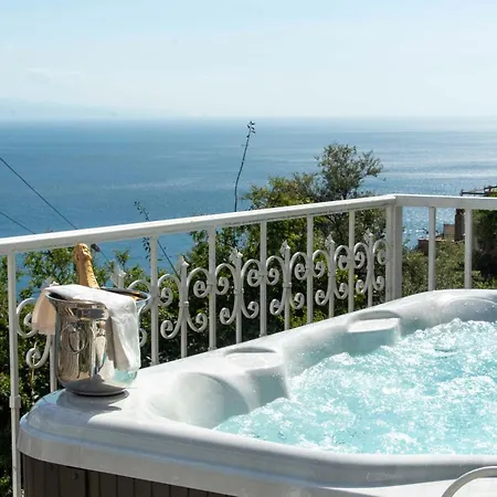 Dream View تاورمينا